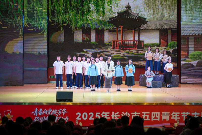 将校史文化融入教育教学全过程，让红色基因在青春校园落地生根、开花结果。