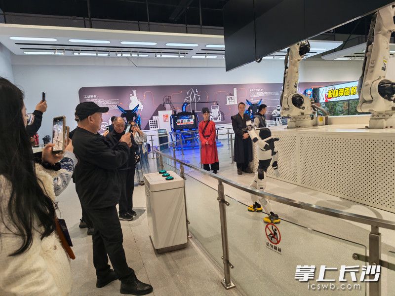 跳舞机器人吸引游客纷纷拍照。