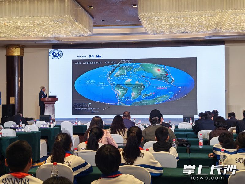 中国科学院院士刘嘉麒作主旨报告。