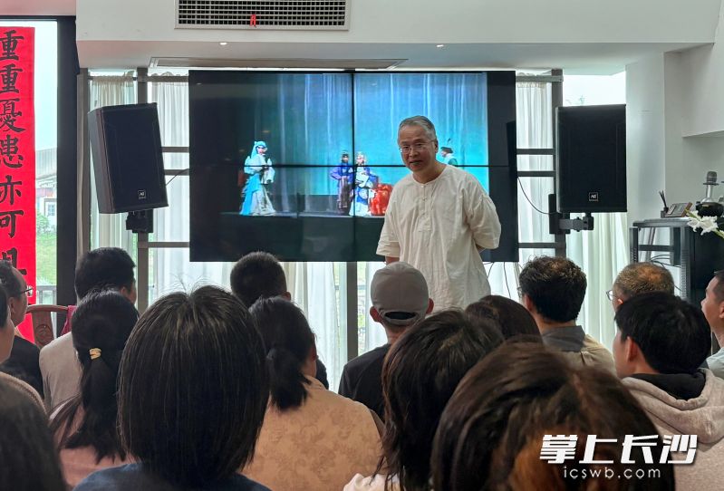 台湾知名文化学者、作家薛仁明。均为长沙晚报实习生徐珍珍摄