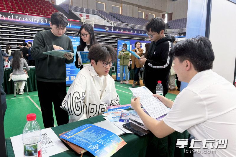 招聘会现场提供近6000个优质就业岗位。