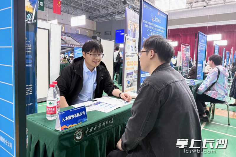现场人气火爆，多家热门企业展位前都排起长队。 均为长沙晚报全媒体记者刘攀摄