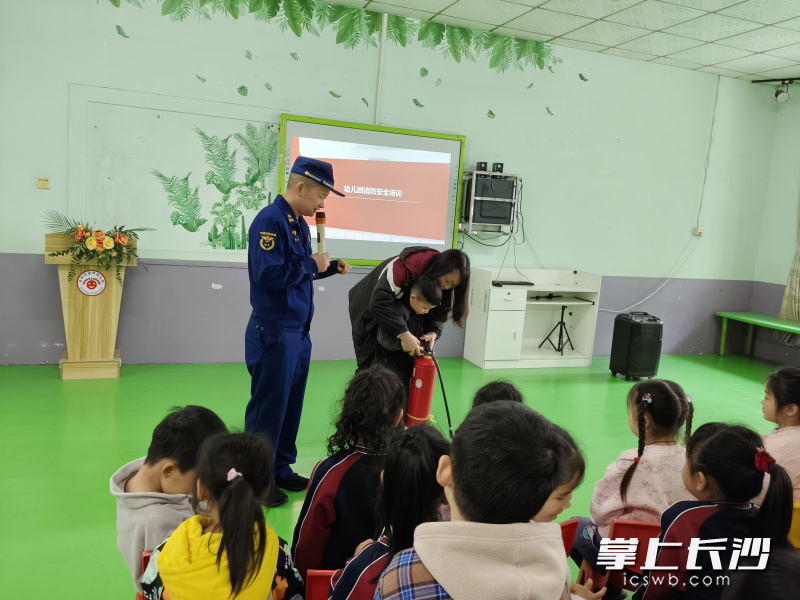 图为消防安全课现场。 长沙晚报通讯员 杨来富 摄          