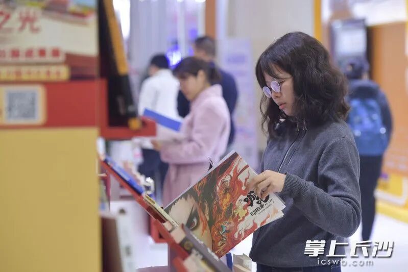 国家统计局长沙调查队的数据显示，长沙每天有阅读习惯的居民达89%。图片均来自于长沙晚报网