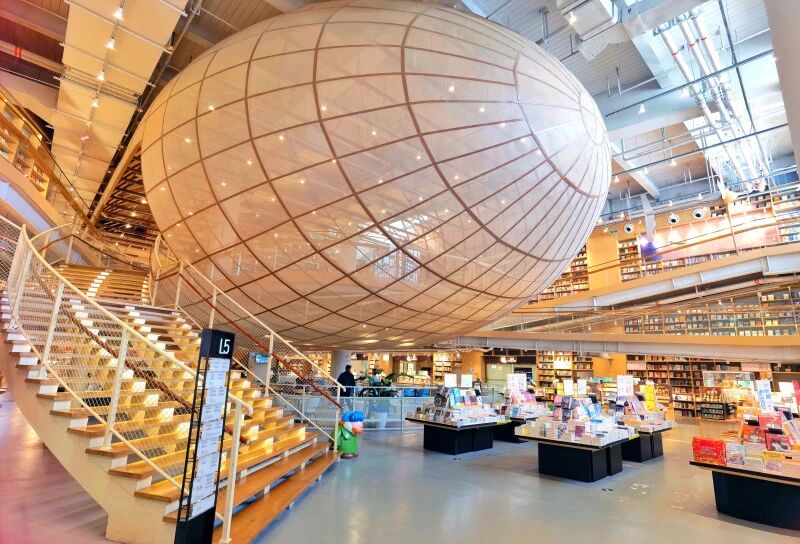 阅读赋予我们自由联想、创意飞翔的能力，图为长沙覔书店。
