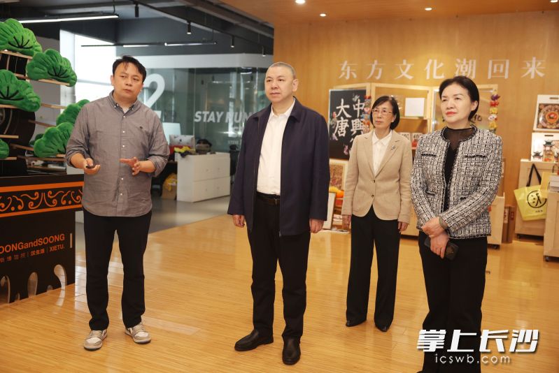 刘新良在湖南知了青年文化科技公司调研。 均为长沙晚报全媒体记者 盛磊 摄