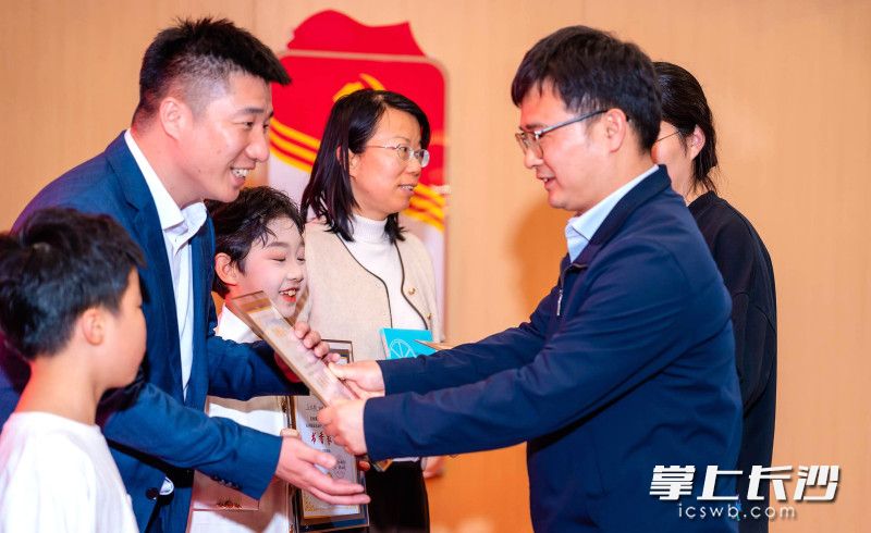 表彰“书香家庭”。