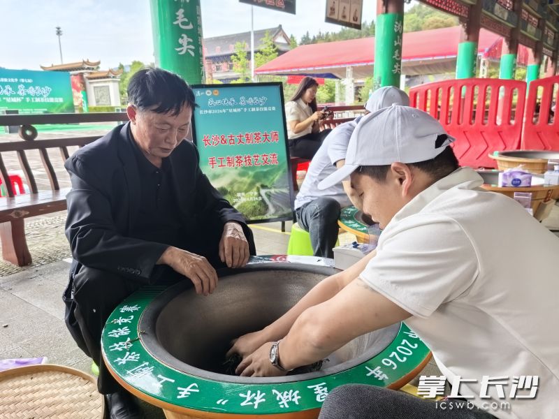 宁乡烟熏青茶制作技艺代表性传承人易桂秋（左）传授制茶诀窍。