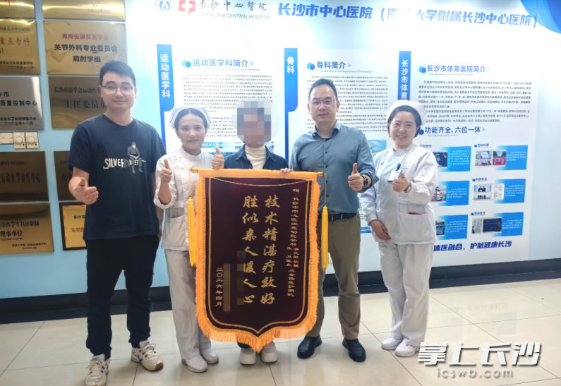 获得康复的患者出院前送来锦旗表达对医护人员的感激之情。均为通讯员供图