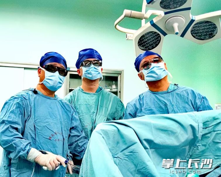 湖南省人民医院肝胆胰微创外科尹新民教授团队为患者做手术。均为通讯员供图