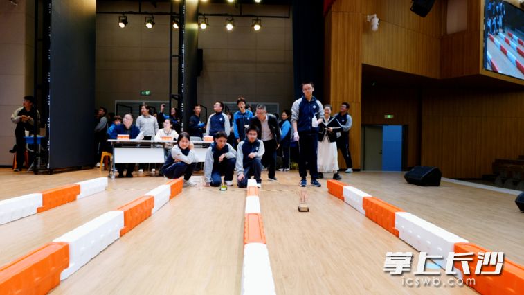 来自高二年级的9支精英队伍，以自制新能源为动力，在赛道上上演速度与智慧的巅峰对决。照片由学校提供