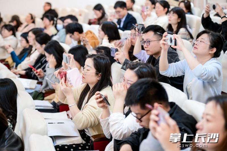 与会老师认真地用手机做记录。