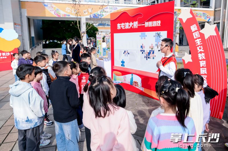 今日，“长沙少年行”红色研学数字地图发布会在长沙市育英西垅小学举行，现场小讲解员在进行精彩的介绍。 均为学校供图