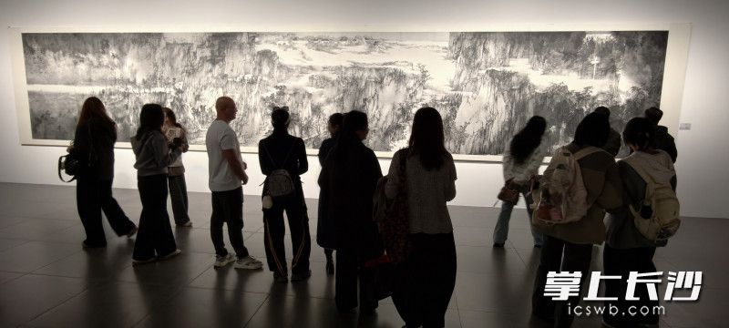 巨幅山水画《山河共鸣》。
