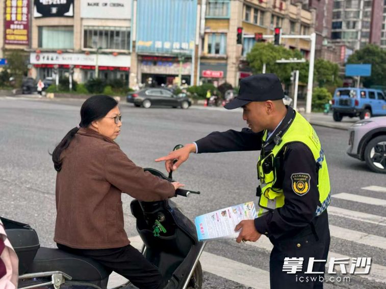 执法人员街头劝诫行人遵守交通规则。长沙晚报通讯员 刘迪曦 伍汝瑄供图
