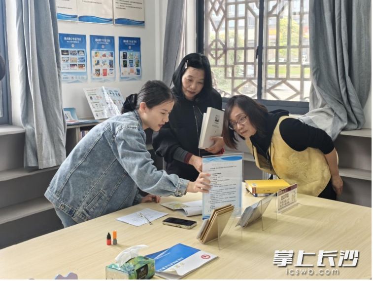 活动结束后家长们顺势走进农家书屋详细听取阅读积分制度的讲解。