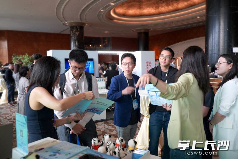 万兴科技展位吸引了大量专业观众。