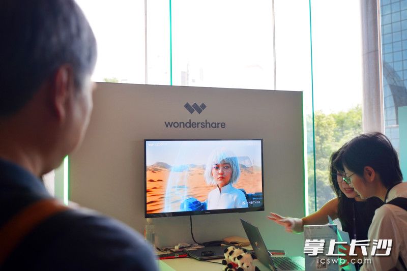 万兴科技携旗下Wondershare PDFelement为代表的多款AI驱动的创意软件亮相。均为长沙晚报通讯员 李媛 供图