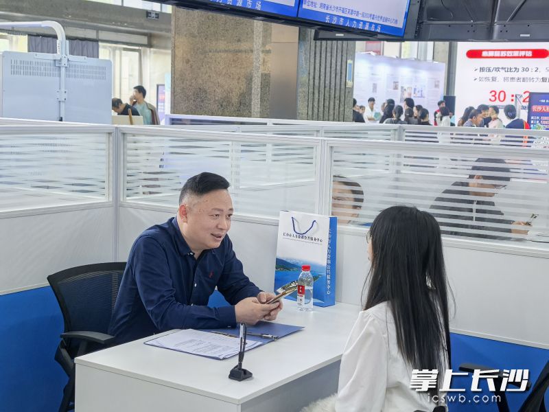 24日，长沙市2026年民营企业招聘会暨工伤预防宣传活动举行。