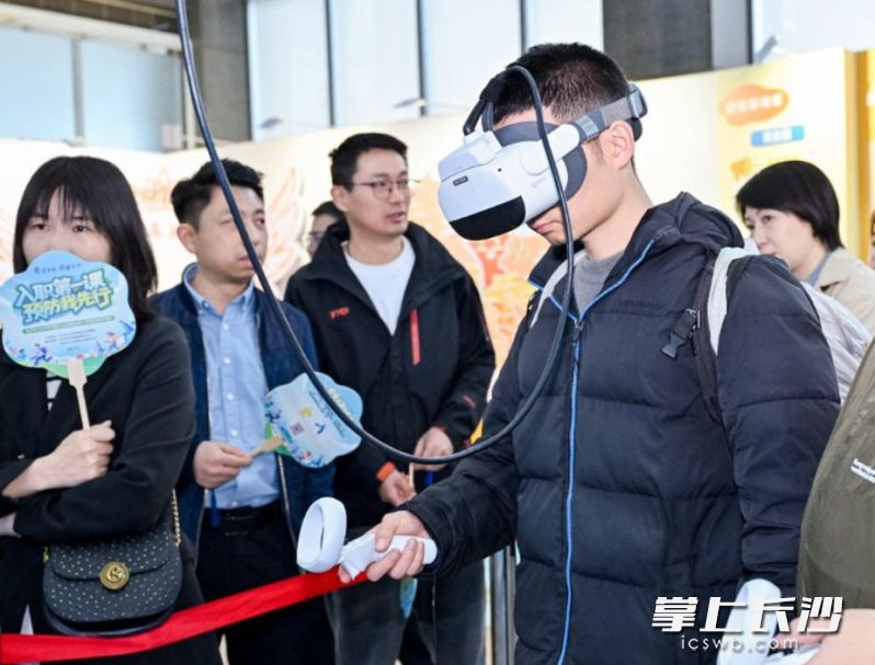 在“工伤预防体验官”打卡区，VR安全体验、隐患找茬等沉浸式互动项目吸引大家排队体验。 均为长沙晚报通讯员陈盼供图