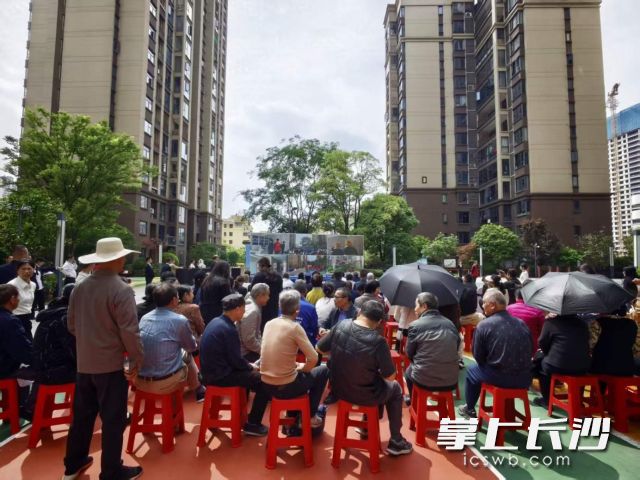 新开铺社区组织开展消防安全知识培训暨应急疏散演练活动。 均为长沙晚报通讯员 李薇供图