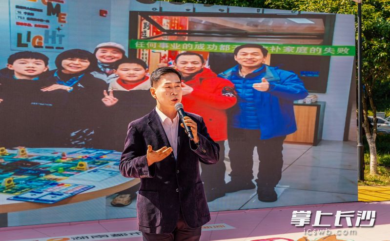 反差萌拉满！国防科大博士脱口秀如何当好奶爸。长沙晚报全媒体记者 陈飞 摄