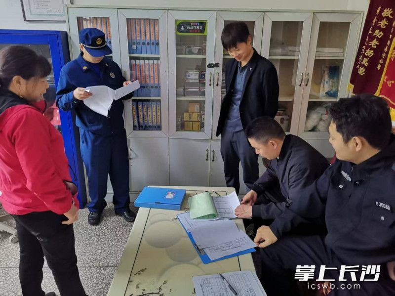 图为联合执法检查组在检查。 长沙晚报通讯员 王磊 摄