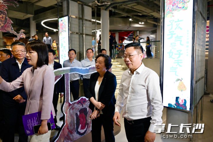 启动仪式后，陈博彰走进长沙油脂厂·1936文创园，察看近期文化艺术展览布展及文创园运营情况。长沙晚报全媒体记者 王志伟 摄