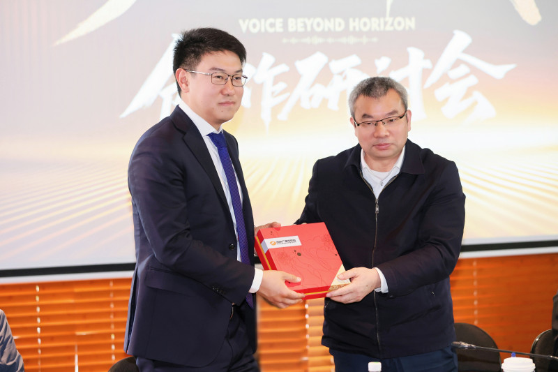 龚政文为哈萨克斯坦与吉尔吉斯斯坦两国外交人员赠送礼物。均为湖南卫视 供图