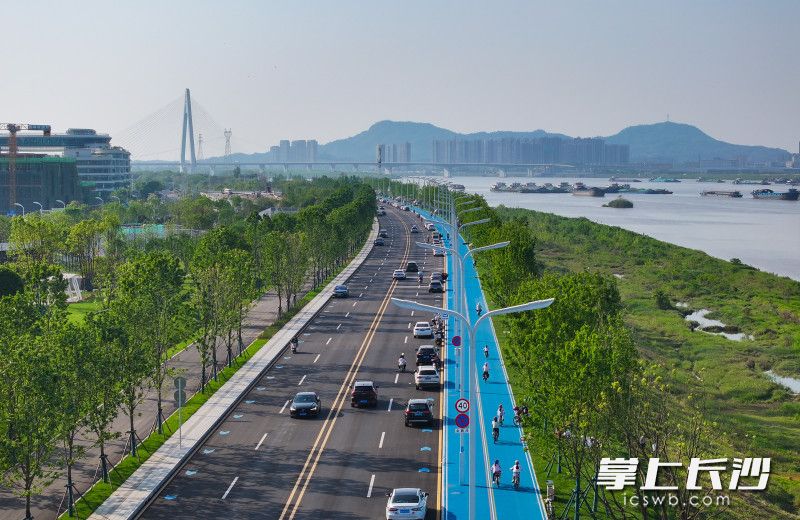25日下午，不少市民在最近通车的潇湘大道景观道上骑行，感受美好时光。均为长沙晚报全媒体记者 邹麟 摄