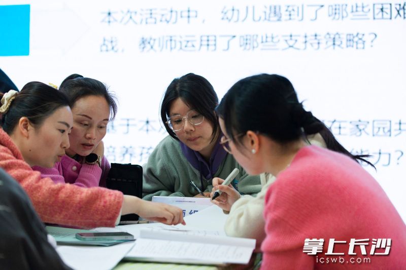 活动现场，老师们分组进行讨论。