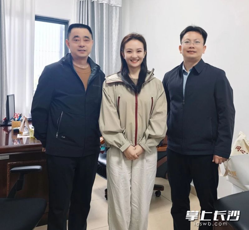 杨紫月回校与副校长吴锋波（右）、班主任胥泉久（左）合影。