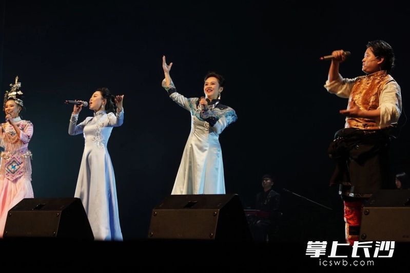 近期正在与来自藏族、羌族、哈尼族等不同民族的伙伴们一起进行全国巡演。