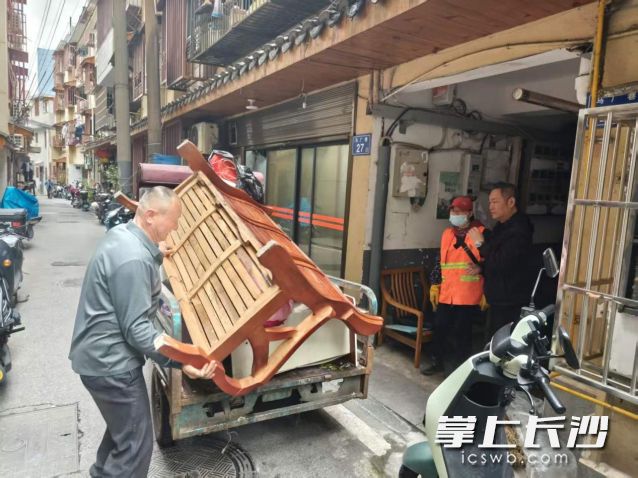 目前此次专项行动已基本完成楼栋清理工作，累计清运各类堆积物8车。长沙晚报通讯员 罗艳青 供图