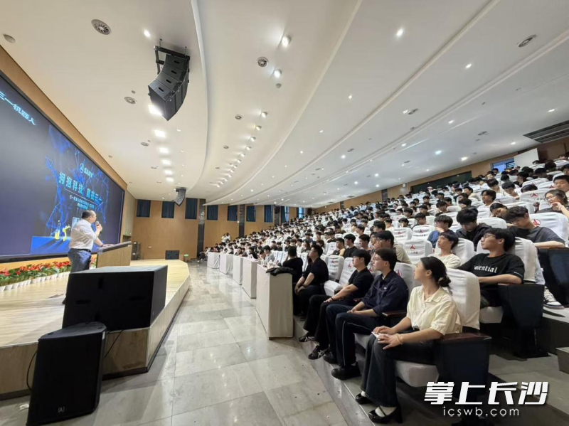 专场校园招聘活动精准释放2000余个优质岗位。均为通讯员 高妍 供图