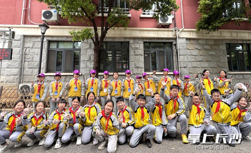 两校学生一起合影。