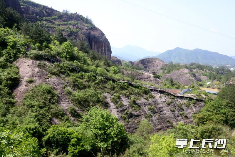 赛道结合石牛寨的地貌精心打造。