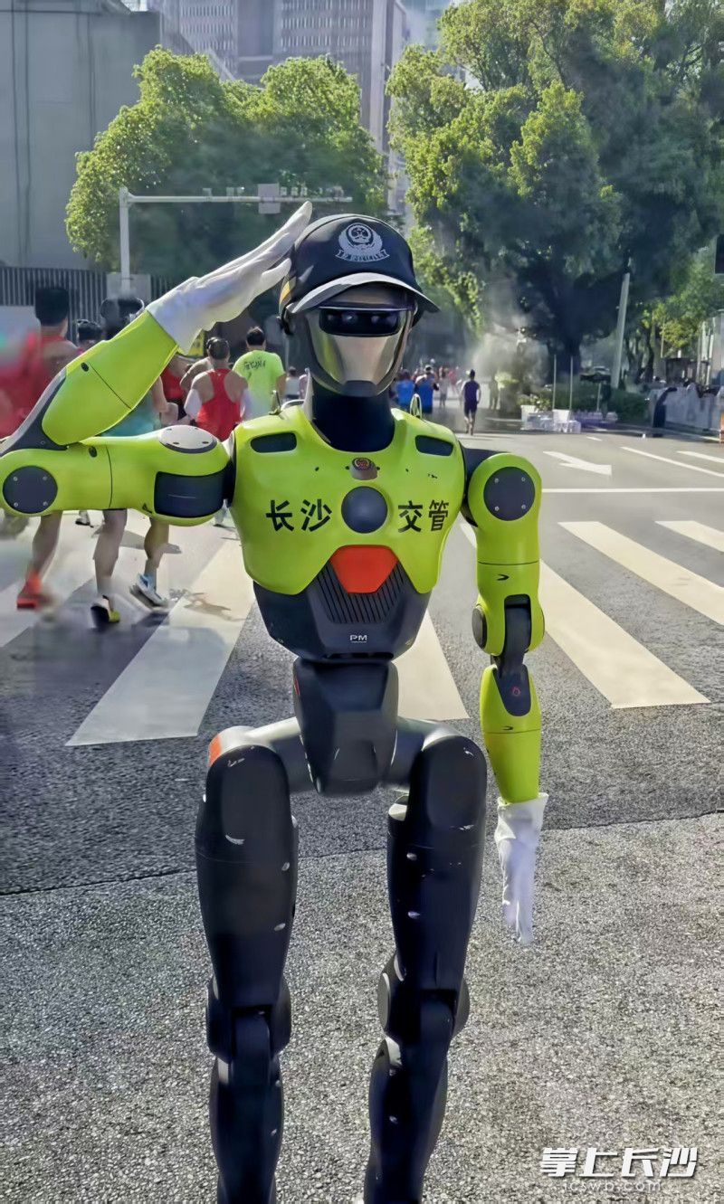 机器人交警。长沙晚报全媒体记者 张洋子 摄