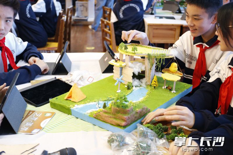 学生们化身“小小规划师”设计未来长沙。