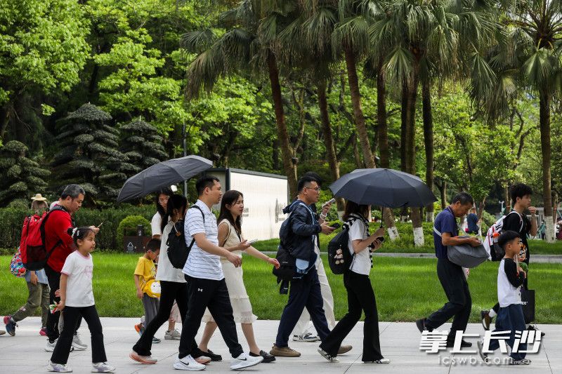 游客从融合广场动线有序走出馆区。均为长沙晚报全媒体记者 董阳 摄