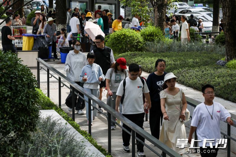 行人有序经过融合广场行人通道。
