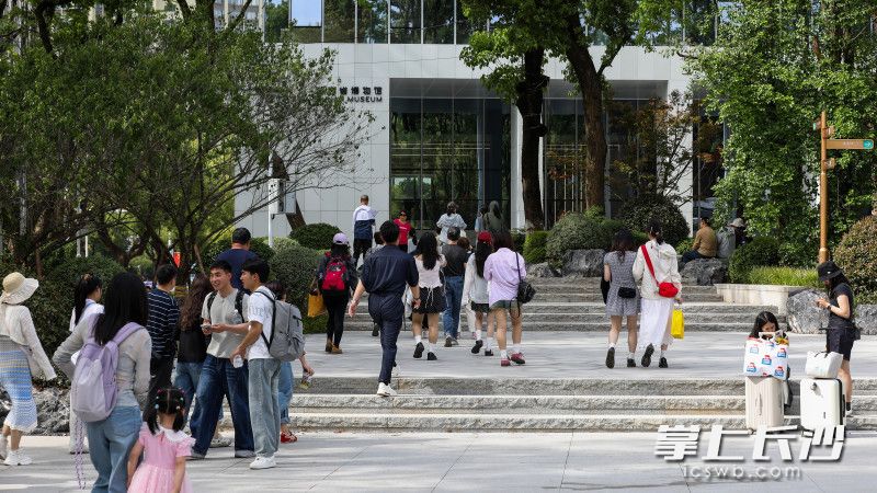 游客通过融合广场进入湖南省博物馆。