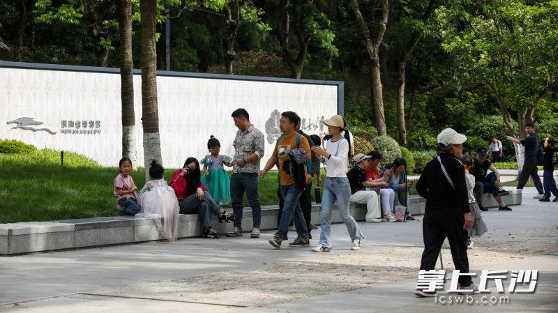 市民游客在融合广场前驻足。