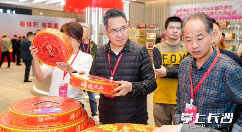 烟花爆竹经销商正在观摩。