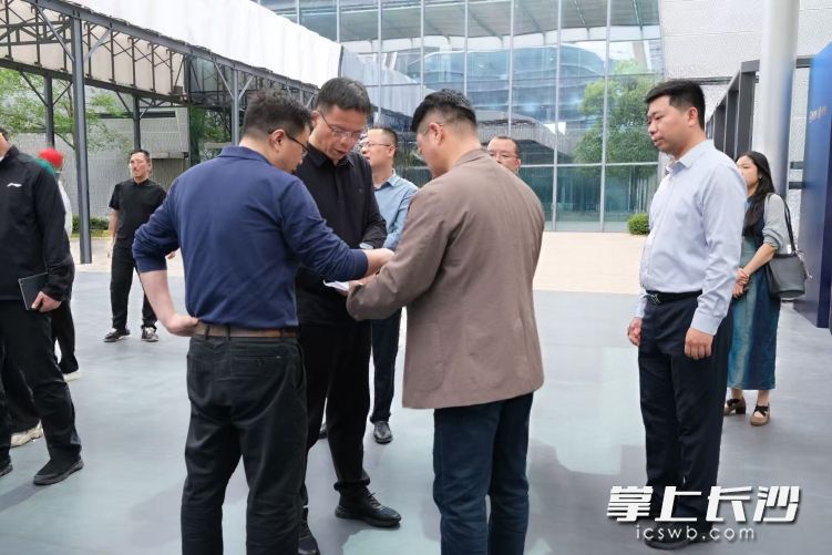 副市长周志凯在长沙国际会展中心巡视并就提升观展体验作具体要求。