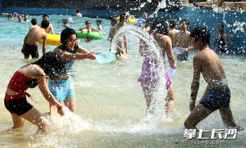 边听音乐边戏水。