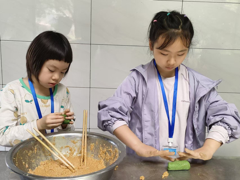 制作蒿子粑粑。