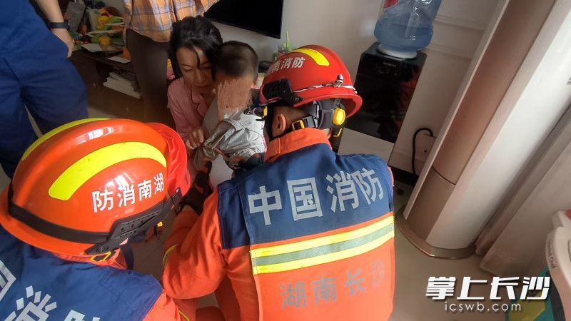 图为消防员正在处置。 长沙晚报通讯员 黄文平 摄