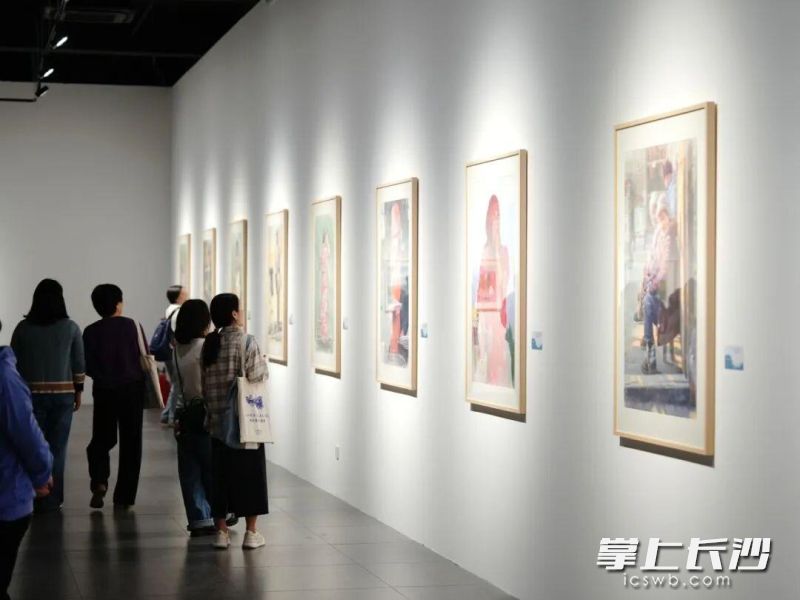 观众观展。