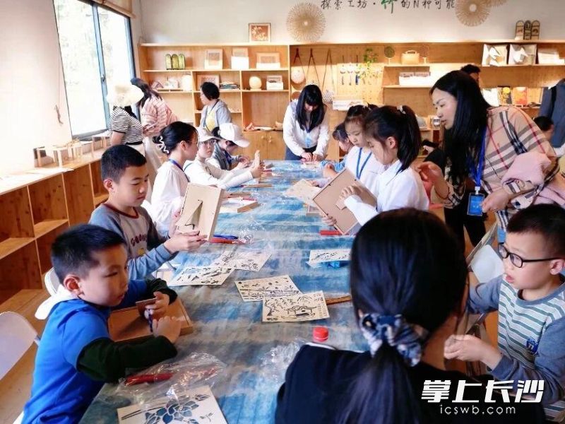 小朋友体验非遗。